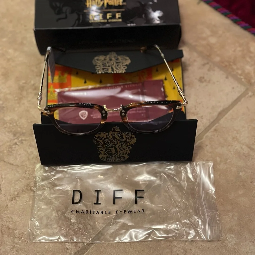 DIFF CHARITABLE EYEWEAR unisex Gryffindor™